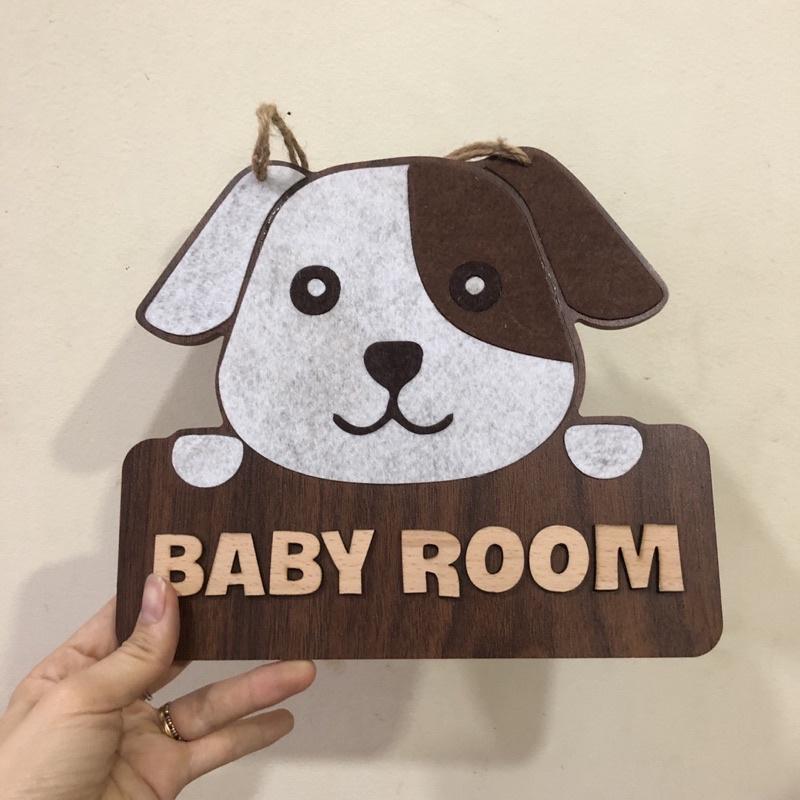 Bảng gỗ treo cửa phòng ngủ bé yêu hình chú chó xinh xắn chữ baby room