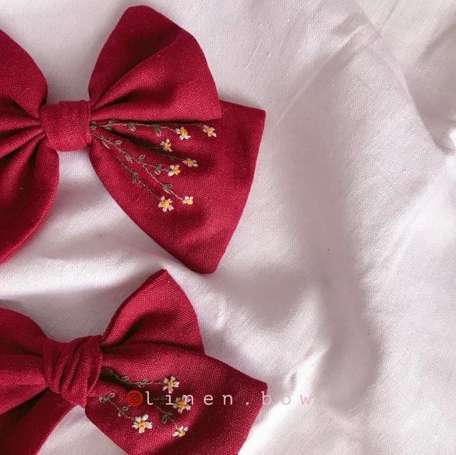Nơ linen đỏ đô thêu hoa cúc