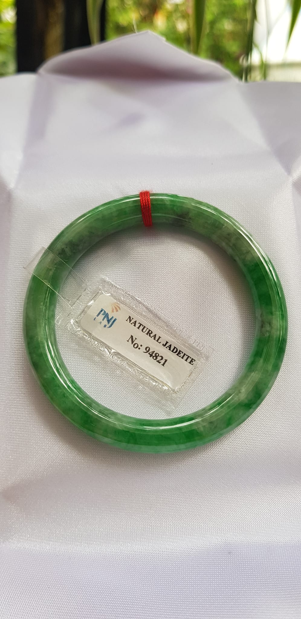 Vòng Cẩm Thạch tự nhiên Đậu Lý 48mm x cọng 7,2mm vòng kiểm định P No 94821 Màu Xanh lý tươi đậu bông trắng xíu vân phớt xám nhẹ rất xinh nữ tay nhỏ 35kg - 48kg đeo ạ