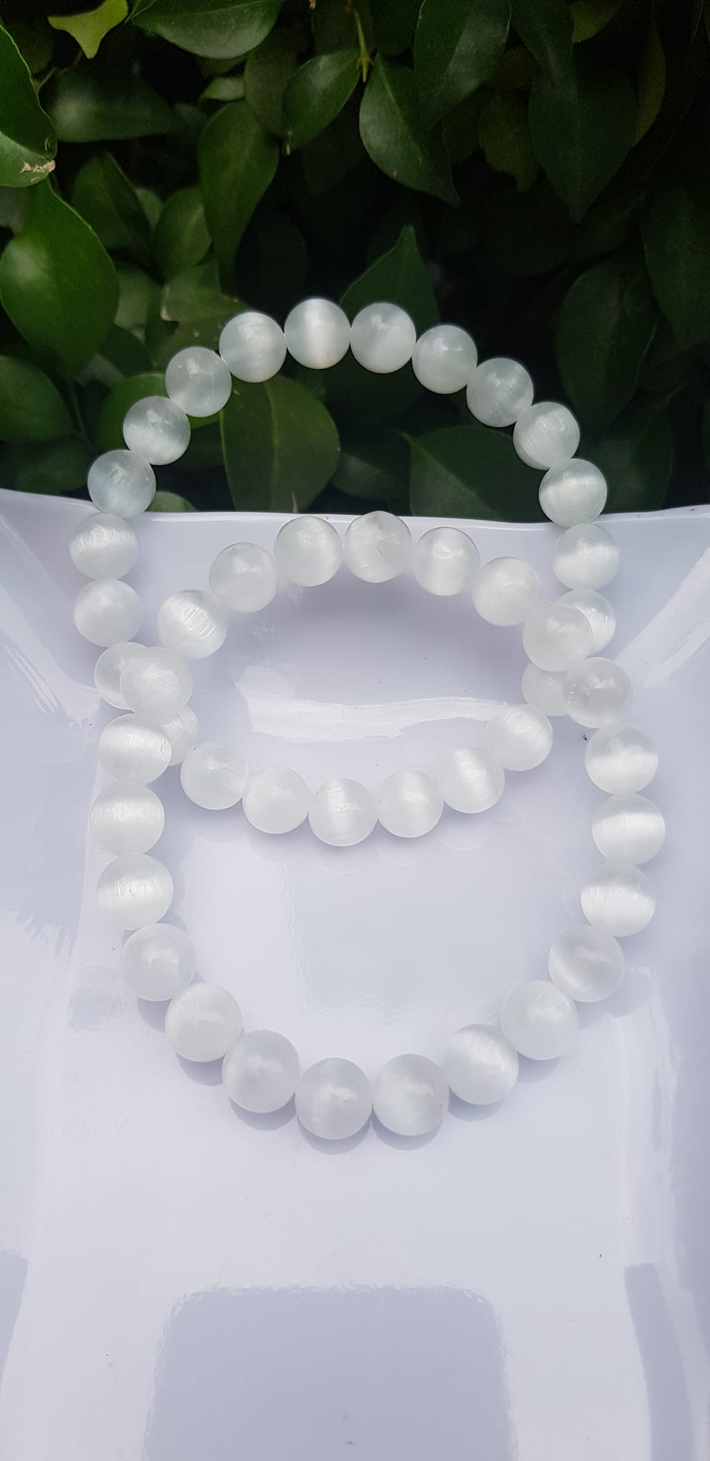 Vòng tay phong thủy may mắn Nữ đá mắt mèo trắng thiên nhiên Size hạt 8mm bóng sáng tuyệt đẹp màu trắng trong ánh sáng đẹp Chất liệu đá mắt mèo bóng đẹp chuẩn hợp nữ mệnh kim, mệnh thủy đeo giá rẻ bao đẹp ạ  đeo tốt sức khỏe, may mắn phong thủy tài lộc ạ