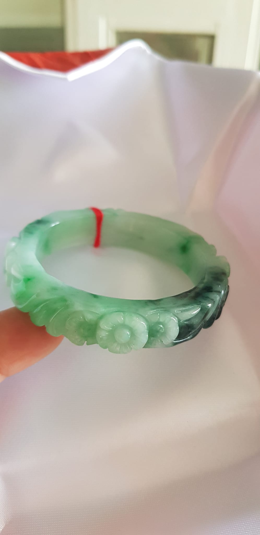 Vòng cẩm thạch tự nhiên chạm Bông Hoa Mai tròn mới đẹp tuyệt vời bản vuông Ni 48mm x cao 12mm x dầy 8mm 100% Đá cẩm thạch thiên nhiên màu Xanh ngọc bóng đẹp đều cả vòng điểm xanh sơn thủy đậm 1 góc thiệt đẹp Nữ 35kg - 48kg đeo ạ
