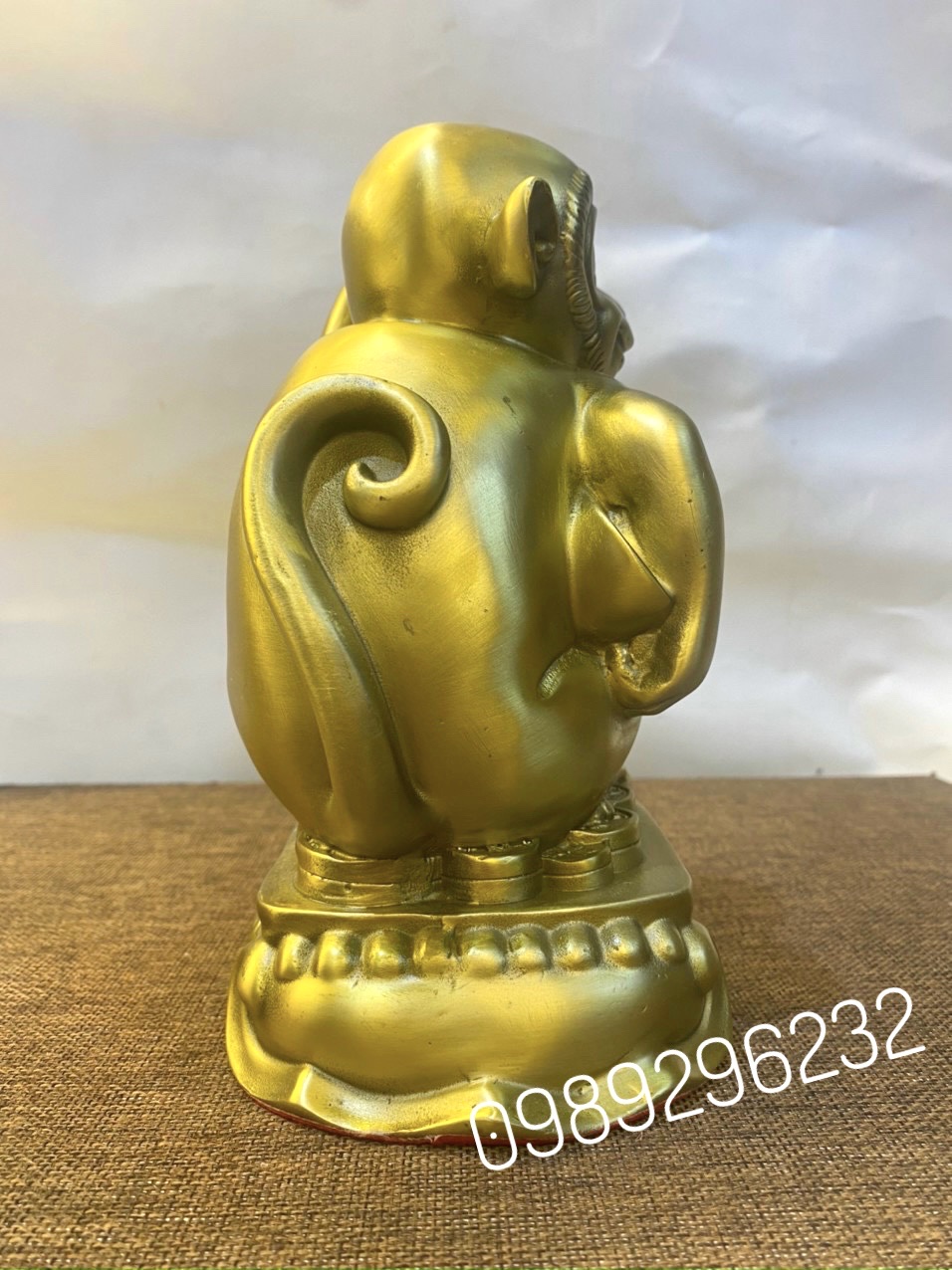 Tượng Khỉ phong thủy ngồi bệ ôm túi tiền bằng đồng vàng cao 22cm