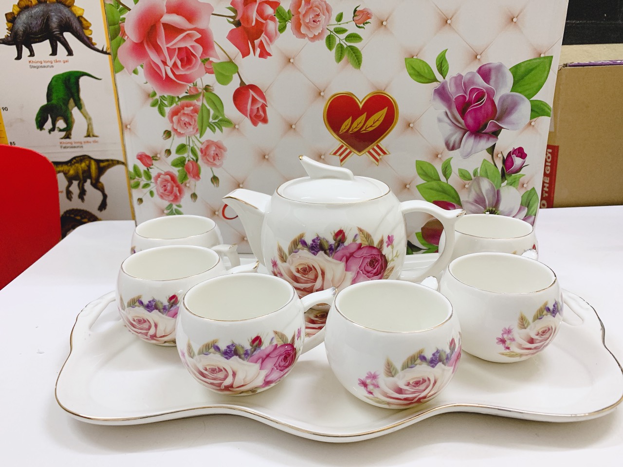 Bộ ấm chén kèm khay pha trà bằng sứ trắng họa tiết hoa hồng - THAN01