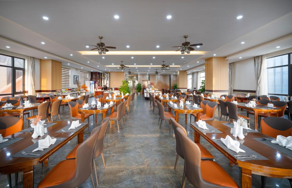 Combo 4N3D KS 7 Seven Sea Đà Nẵng 4 Sao: VMB khứ hồi Hà Nội - Đà Nẵng + Phòng Tiêu Chuẩn + Ăn sáng