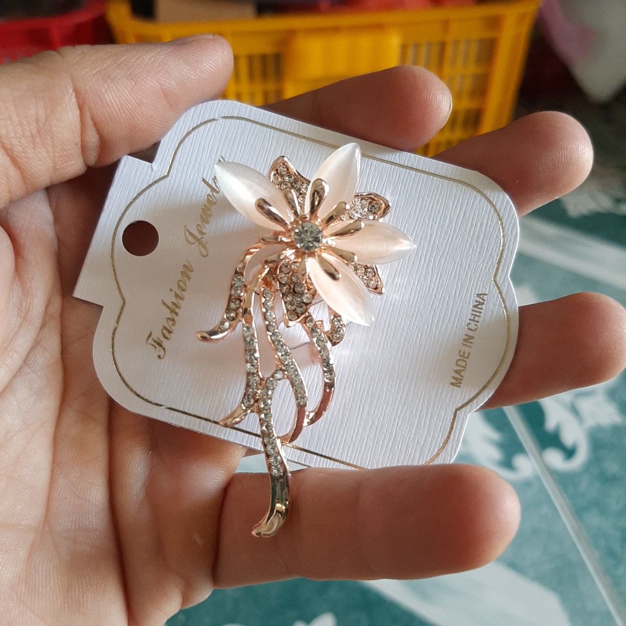 Cài áo nữ hoa 4 cánh dễ thương đính đá zircon sang trọng lấp lánh