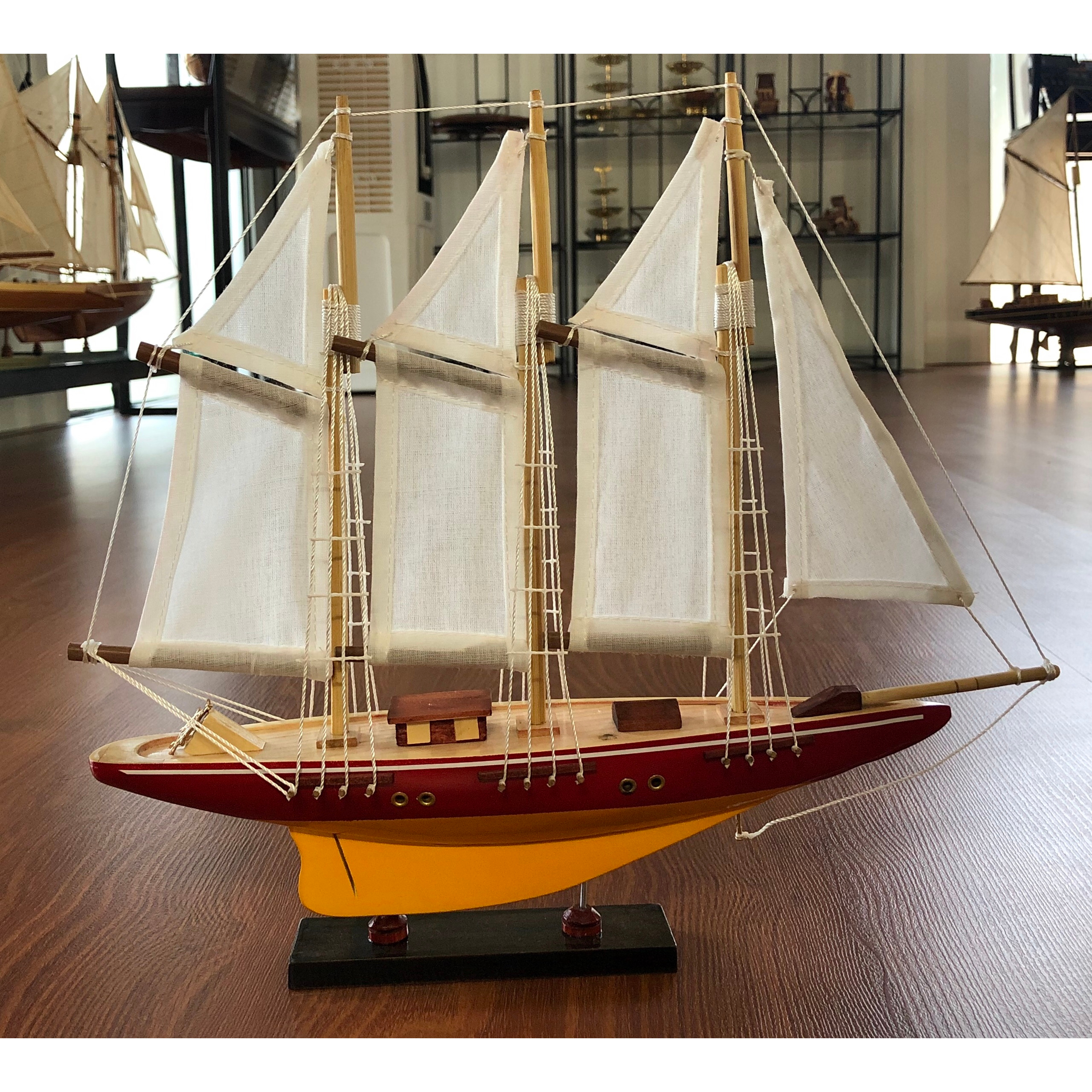 Mô Hình Du Thuyền Gỗ Atlantic sơn màu đỏ/vàng, mô hình gỗ tự nhiên, lắp ráp sẵn 1st FURNITURE bằng gỗ t