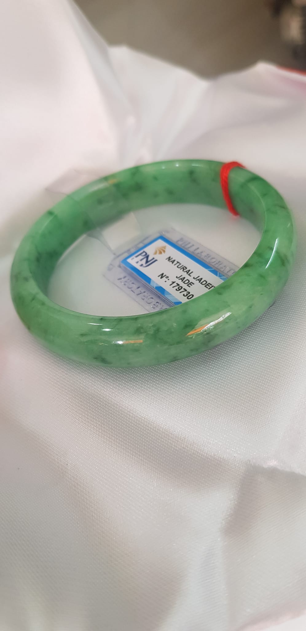 Vòng Cẩm Thạch tự nhiên Vip Bản Hẹ ĐL Ni 56mm x Cao 12mm x dầy 7,8mm Vòng kiểm định P No 179730 màu Xanh Lý Đều bóng vân đậu lý cưng quá mượt đẹp Nữ mệnh Mộc Thủy Hỏa cân nặng 54kg - 63kg đeo rất đẹp sang tay ạ