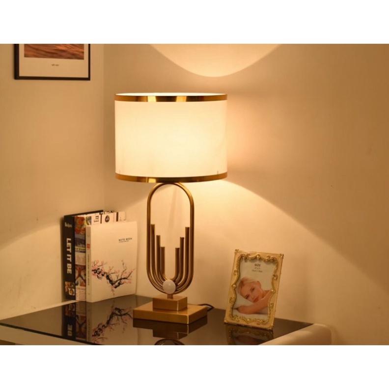 Đèn bàn tô điểm táp sofa,Đđặt bàn phòng ngủ,decor thiết kế bên trong phong thái hiện đại.