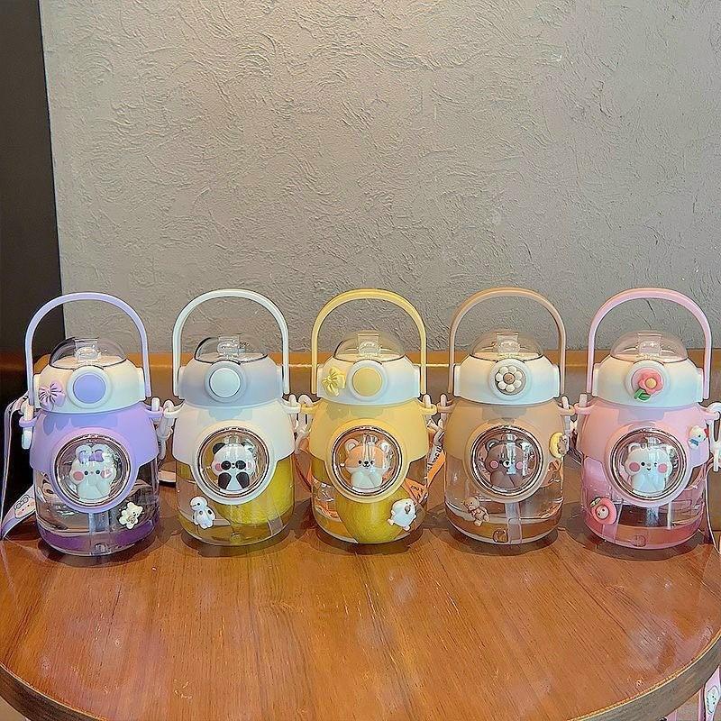 Bình Nước Nhựa Hoạt Hình Dễ Thương Cute Có Ống Hút Cho Bé Dung Tích Lớn 820ml - Tặng Sticker