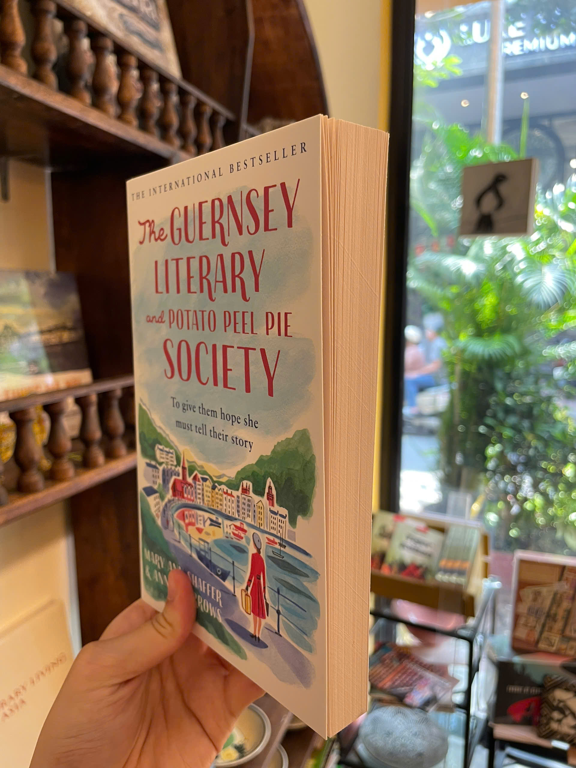 Sách - The Guernsey Literary and Potato Peel Pie Society by Mary Ann Shaffer - Classics/Fiction