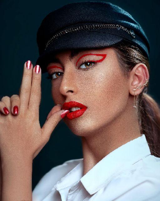 Decal dán tường salon cô gái thẩm mỹ