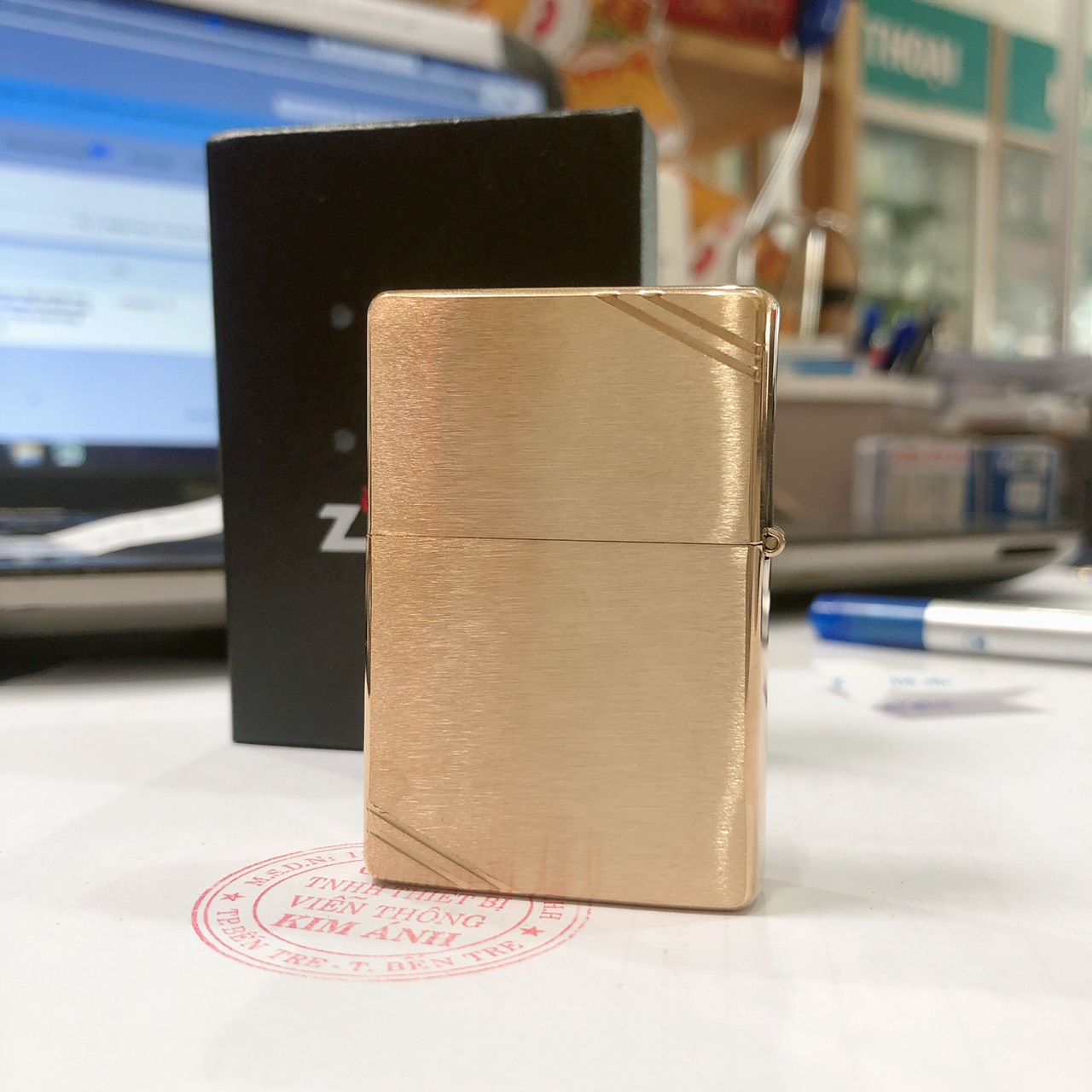 Bật lửa Ziippo Mỹ Vintage Brushed Brass - đầu bằng đít bằng, Eblem Đầu Bò Solid Brass đồng nguyên chất