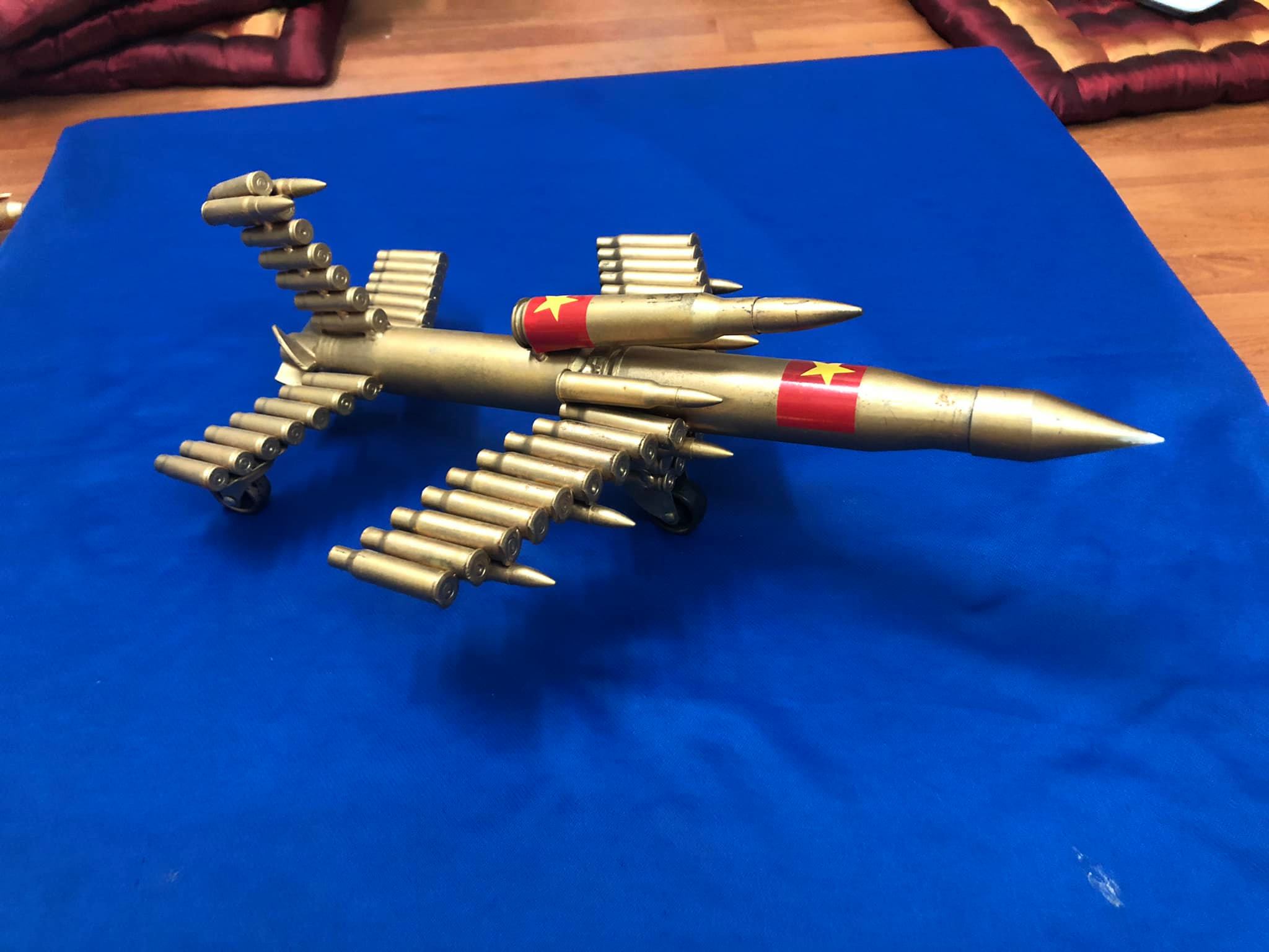 Mô hình vỏ đạn máy bay chiến đấu trưng bày, tặng kèm 1 móc khóa viên đạn