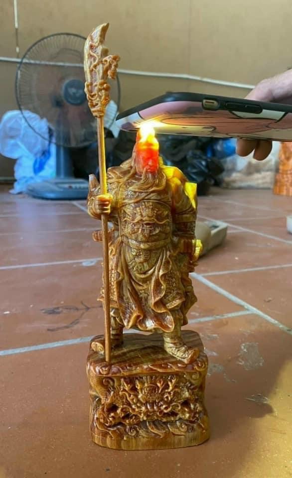 Tượng quan công đứng trên đầu hổ phù bằng gỗ huyết long kt cao 40