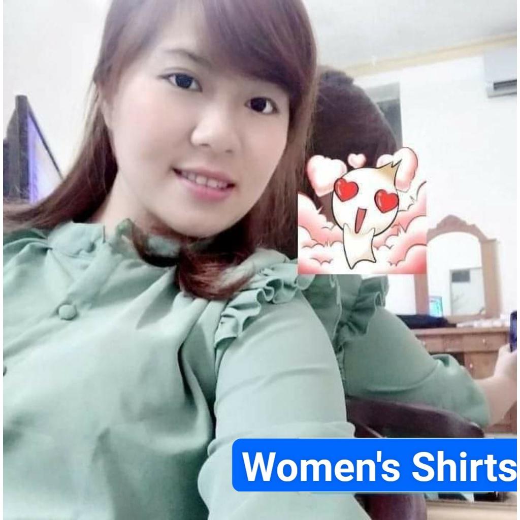 Áo sơ mi nữ công sở thời trang SURI chất liệu đũi xước màu xanh cổ lọ tay lửng.