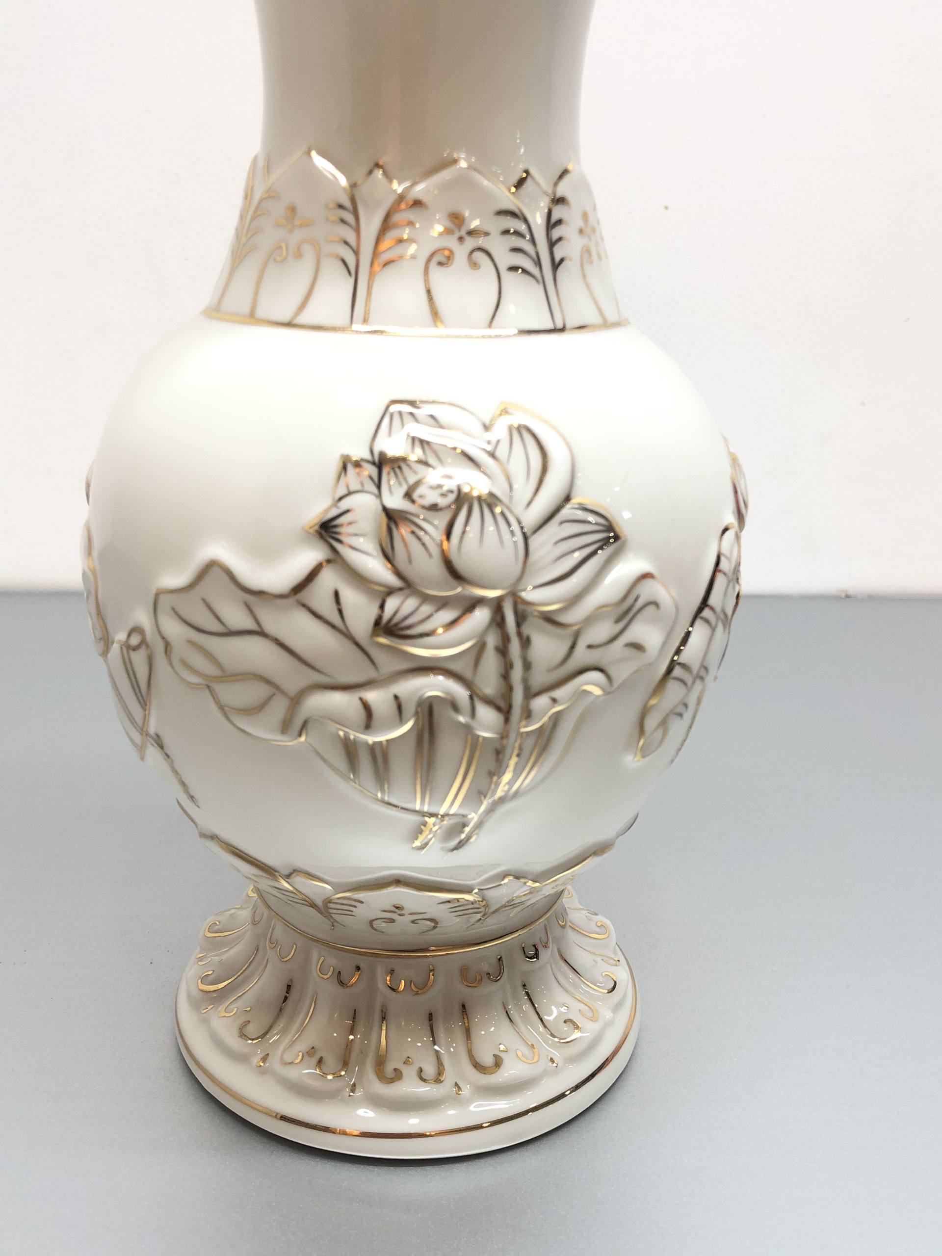 Lọ đựng hoa thờ cúng bằng gốm sứ trắng hoa sen nỗi - TL156