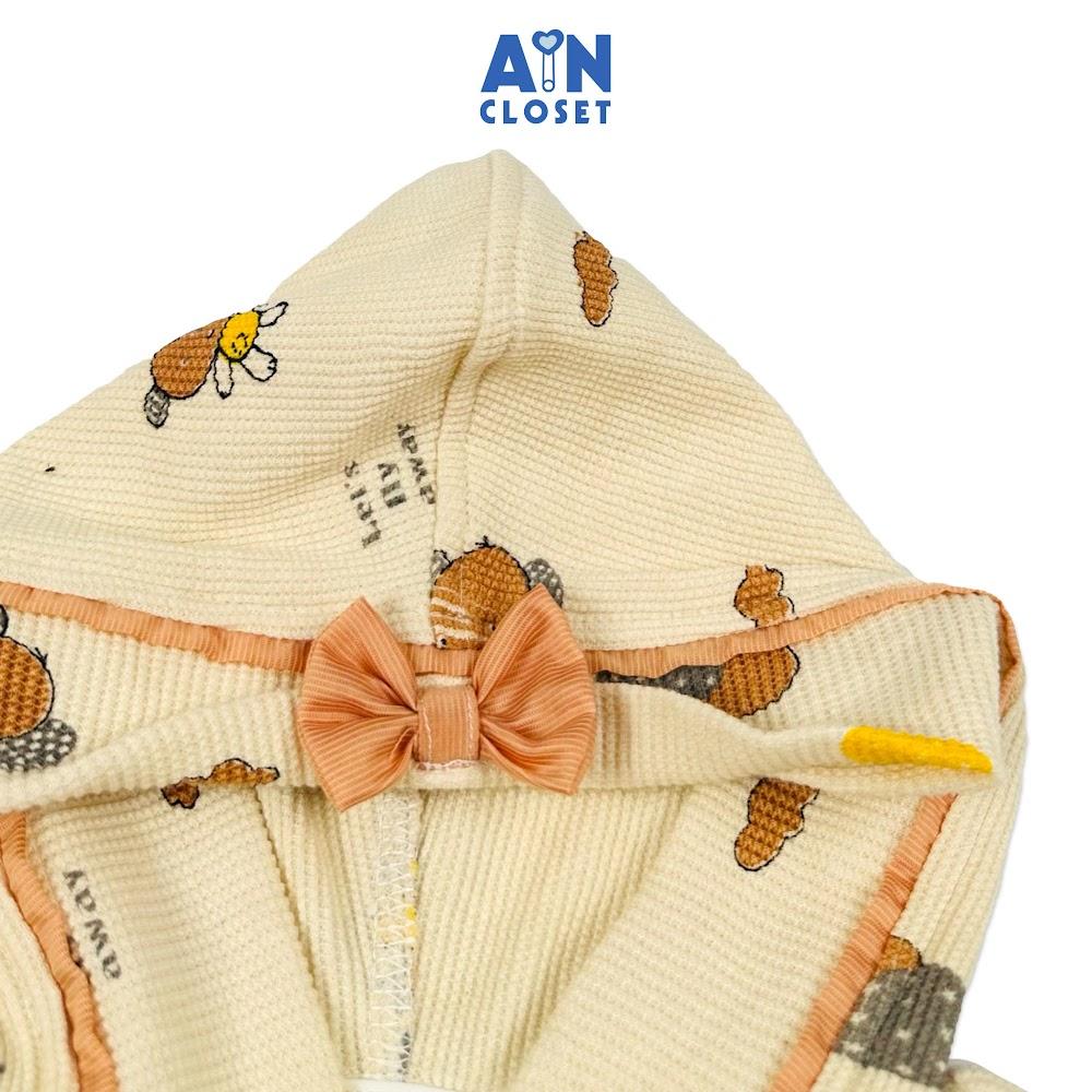 Hình ảnh Áo khoác có nón bé gái họa tiết Gấu Nâu thun tổ ong. - AICDBGPRFZRM - AIN Closet