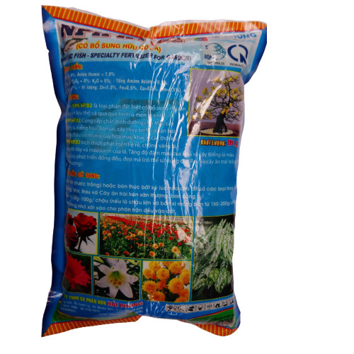 Phân bón NPK có bỗ sung hữu cơ cá giúp cây trồng sinh trưỡng, phát triển tốt gói 1kg.