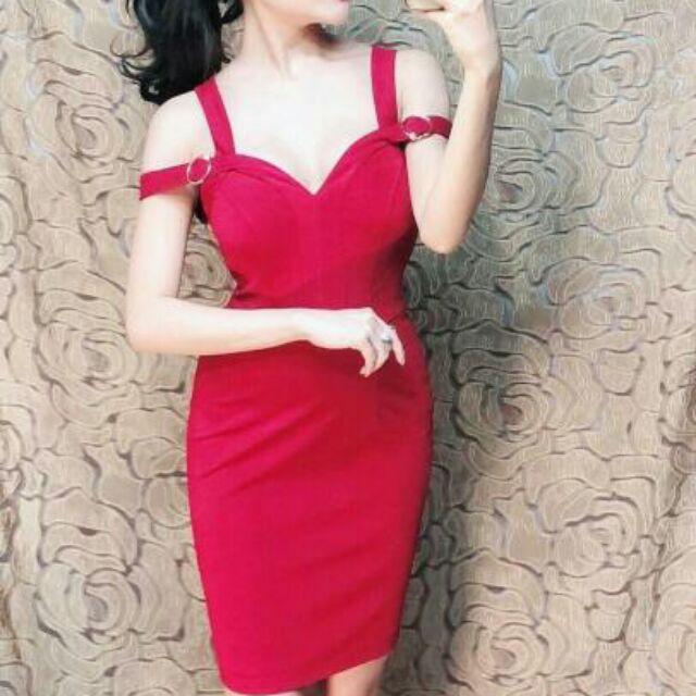 Đầm body bẹt vai phối tag