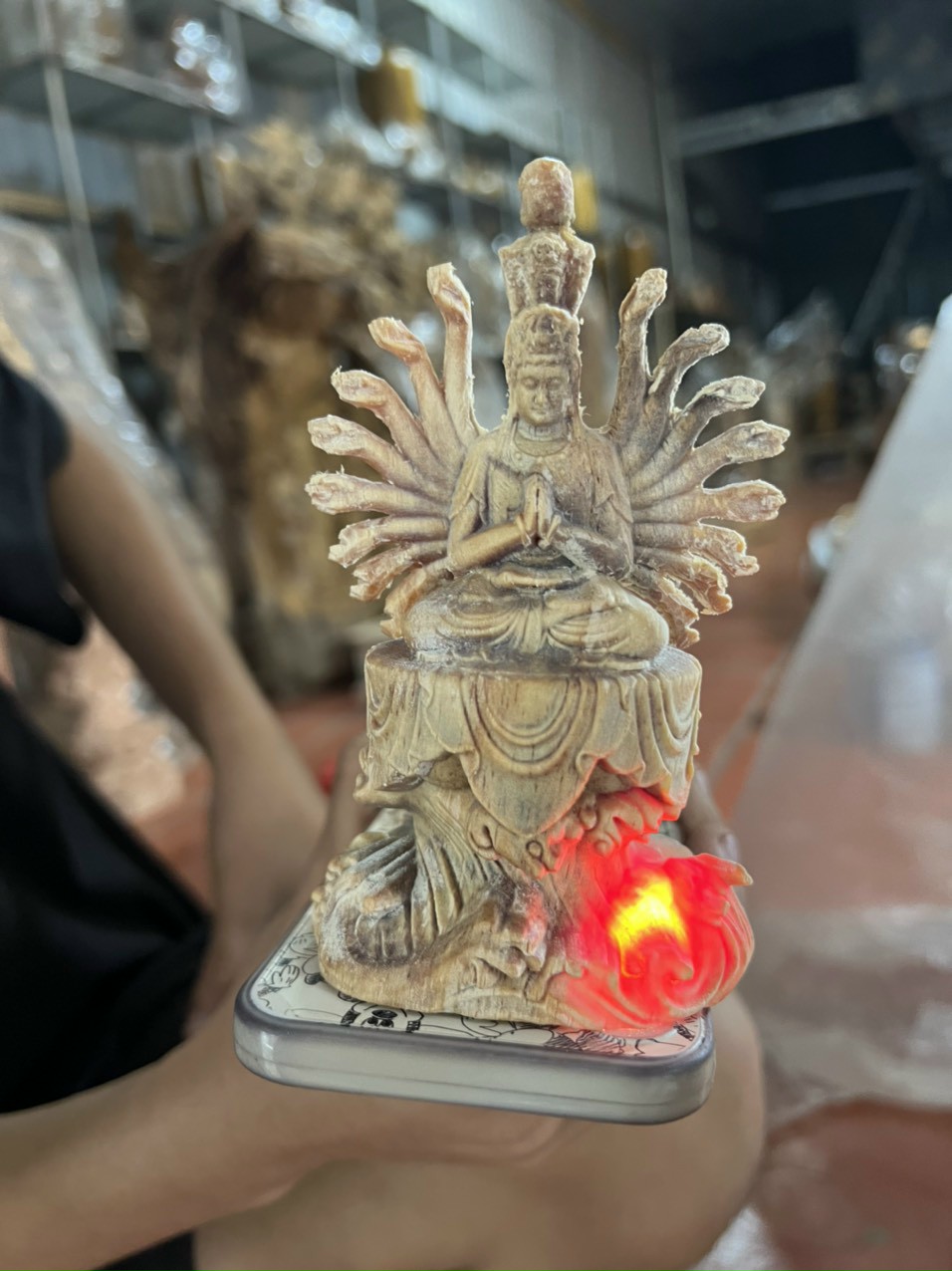 Combo tượng phật thiên thủ thiên nhãn + hộp kính vào và chân đế gỗ có lắp bóng đèn chạy pin sáng  kt cao 16×10×10cm