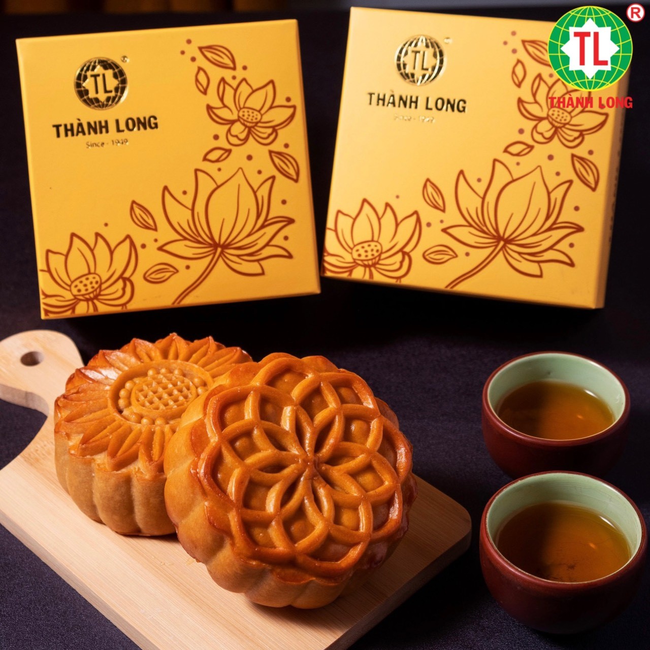 Bộ hộp Bánh trung thu 4 bánh 2 trứng 220g - Hoàng Gia - Thành Long 880g - tặng 1 hộp trà - VIỆT NAM