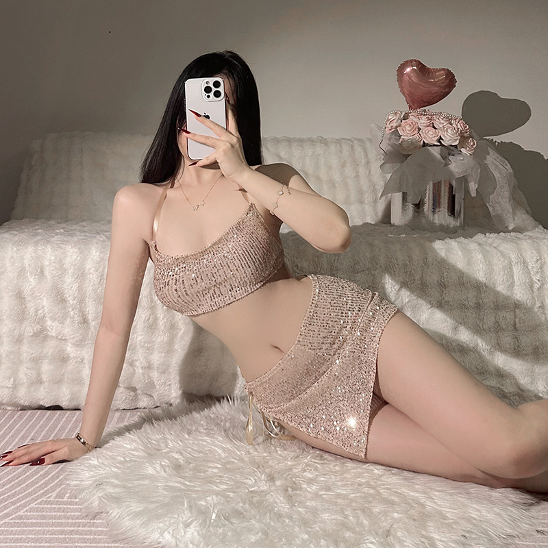 Set Đồ Ren Ánh Kim Quyến Rũ Kiêu Sa &amp; Gợi Cảm  Bộ Nội Y Sequin Ánh Vàng Biến Hóa Thành Nữ Thần  Set Áo 2 Dây &amp; Váy Ren Ôm Cực Phẩm Cho Nàng Sexy  Bộ Đồ Lấp Lánh Buộc Nơ Sau Thần Thái Nữ Chính Set Đồ Ngủ Ánh Kim Luxury Bắt Mắt Từ Mọi Góc Nhìn C080