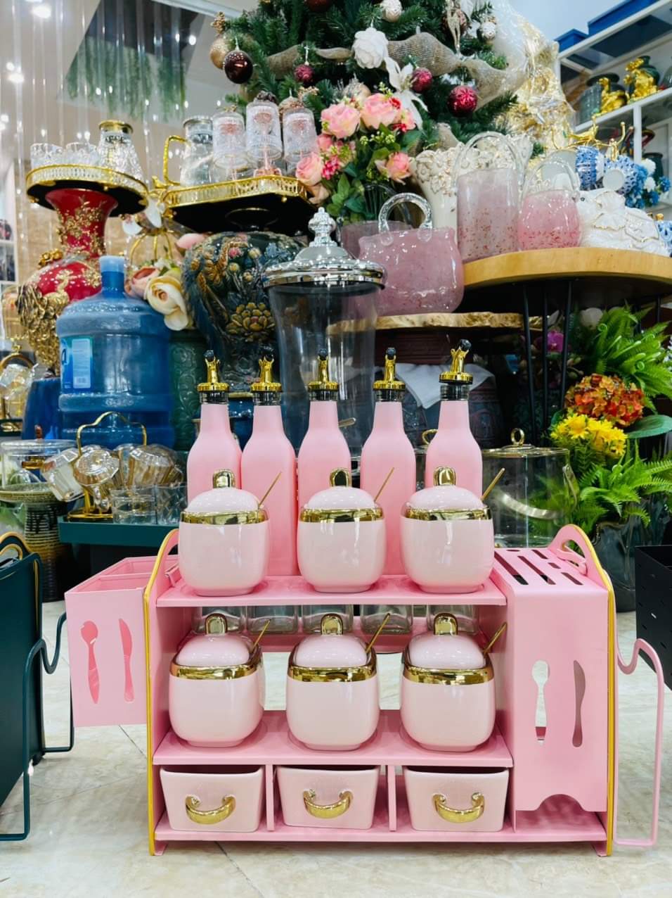Bộ đựng gia vị gốm sứ, thủy tinh 3 tầng kèm kệ sắt sơn tĩnh điện đựng gia vị hiện đại, sang trọng