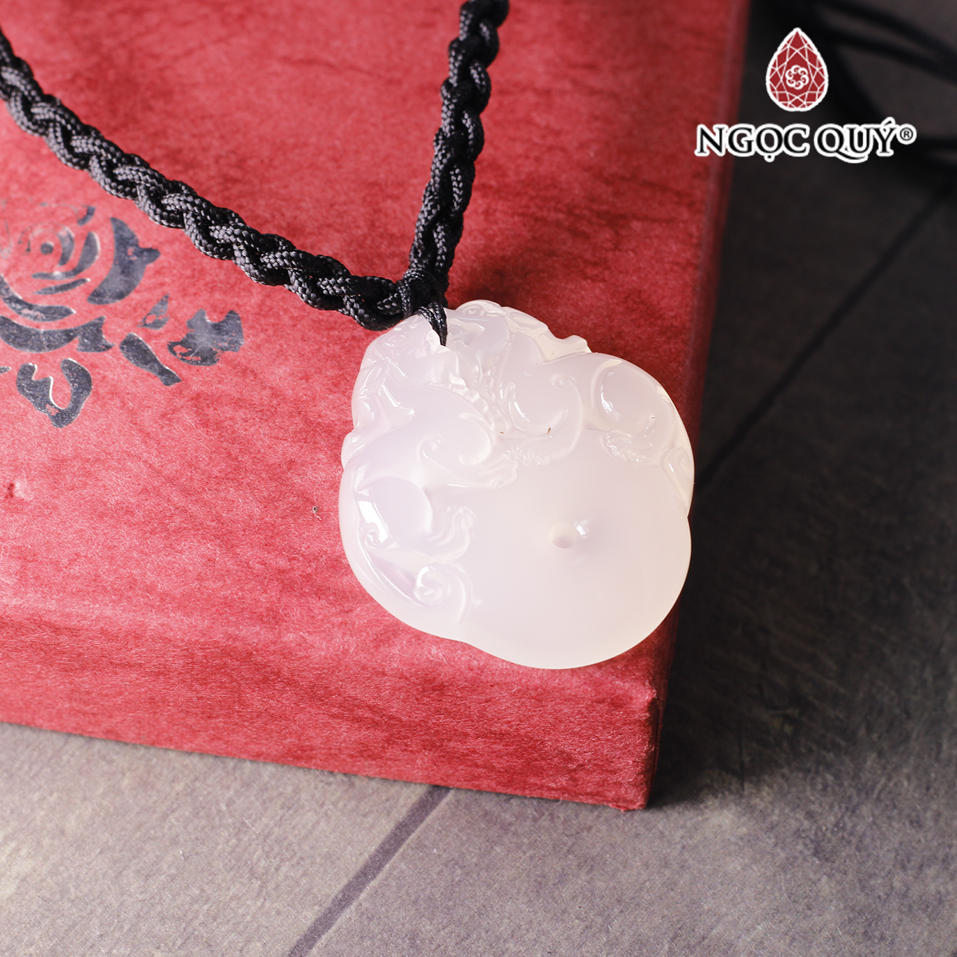 Mặt dây chuyền hình túi tiền đá mã não trắng 38x23x8mm mệnh thủy, kim - Ngọc Quý Gemstones