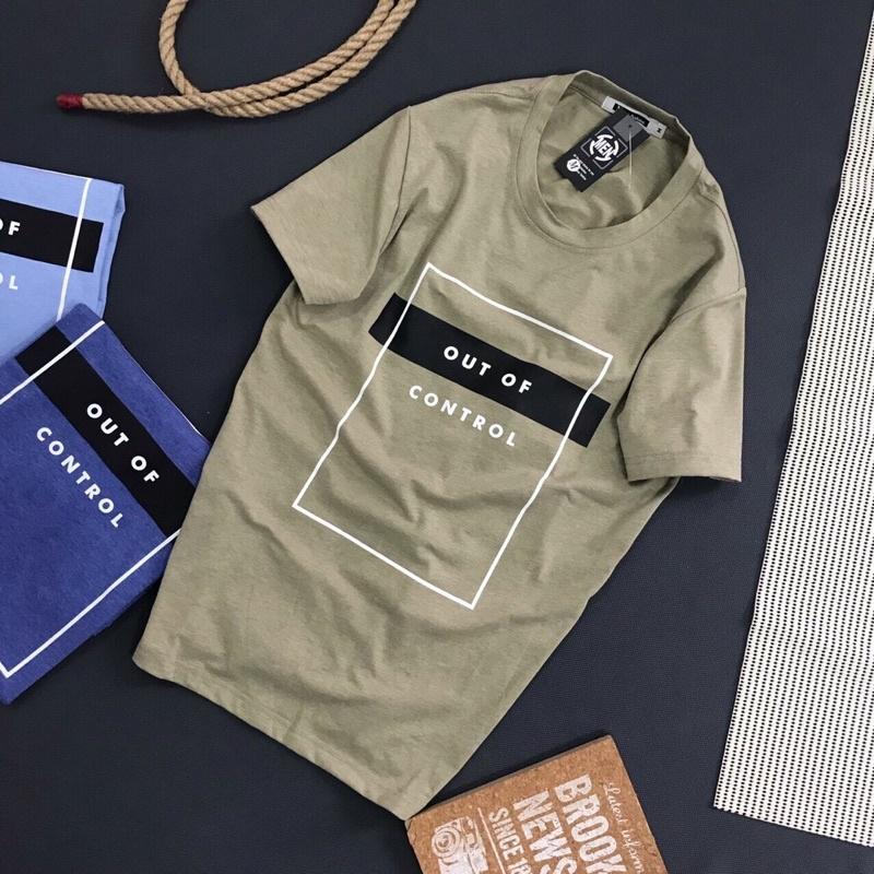 Áo thun cổ tròn.