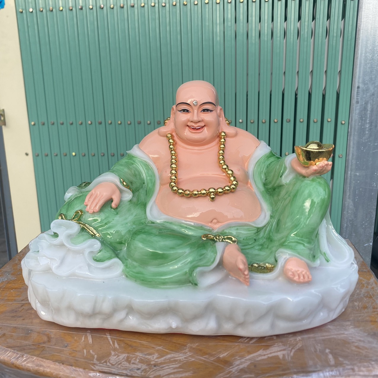 Tượng phật di lặc cầm thỏi vàng bằng đá Việt Nam ngang 30cm – Đỏ và xanh