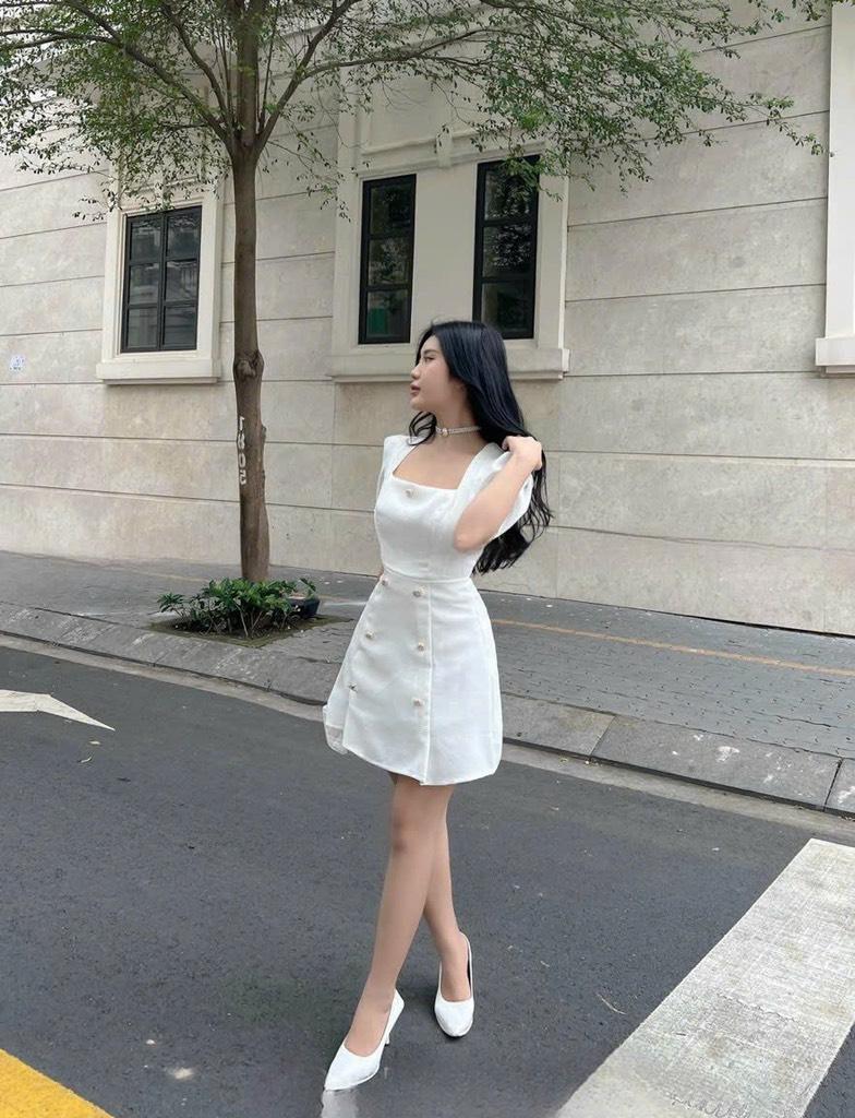 Đầm xoè cổ vuông đính nút tay ngắn