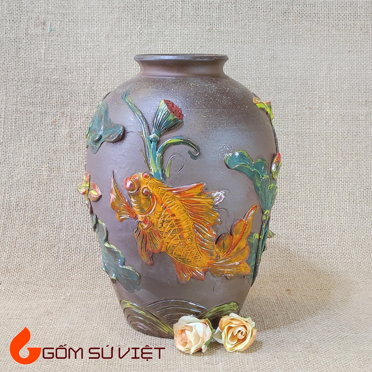 Bình gốm sành đắp nổi họa tiết cá chép và hoa sen - Gốm sành thủ công độc bản