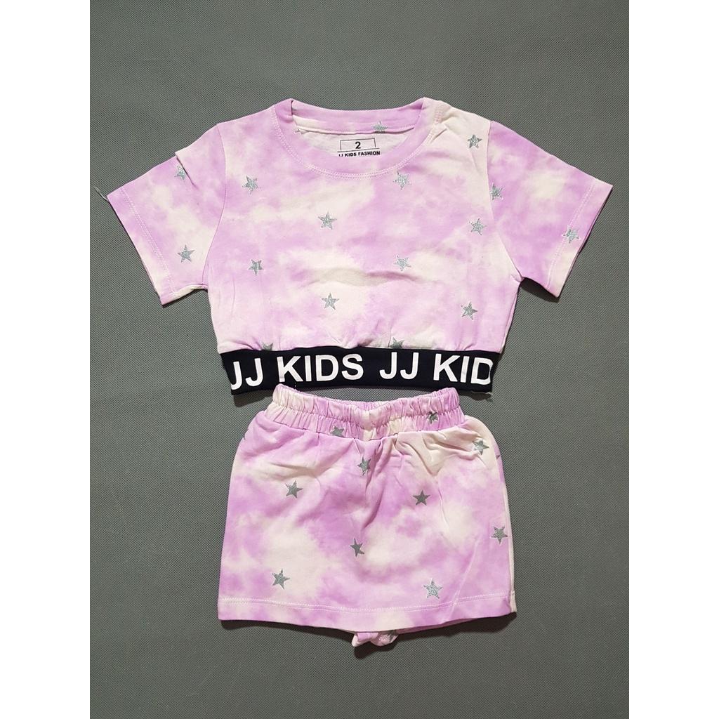 Bộ áo thun cotton loang ngôi sao kèm váy ôm phong cách đẹp độc cho bé gái