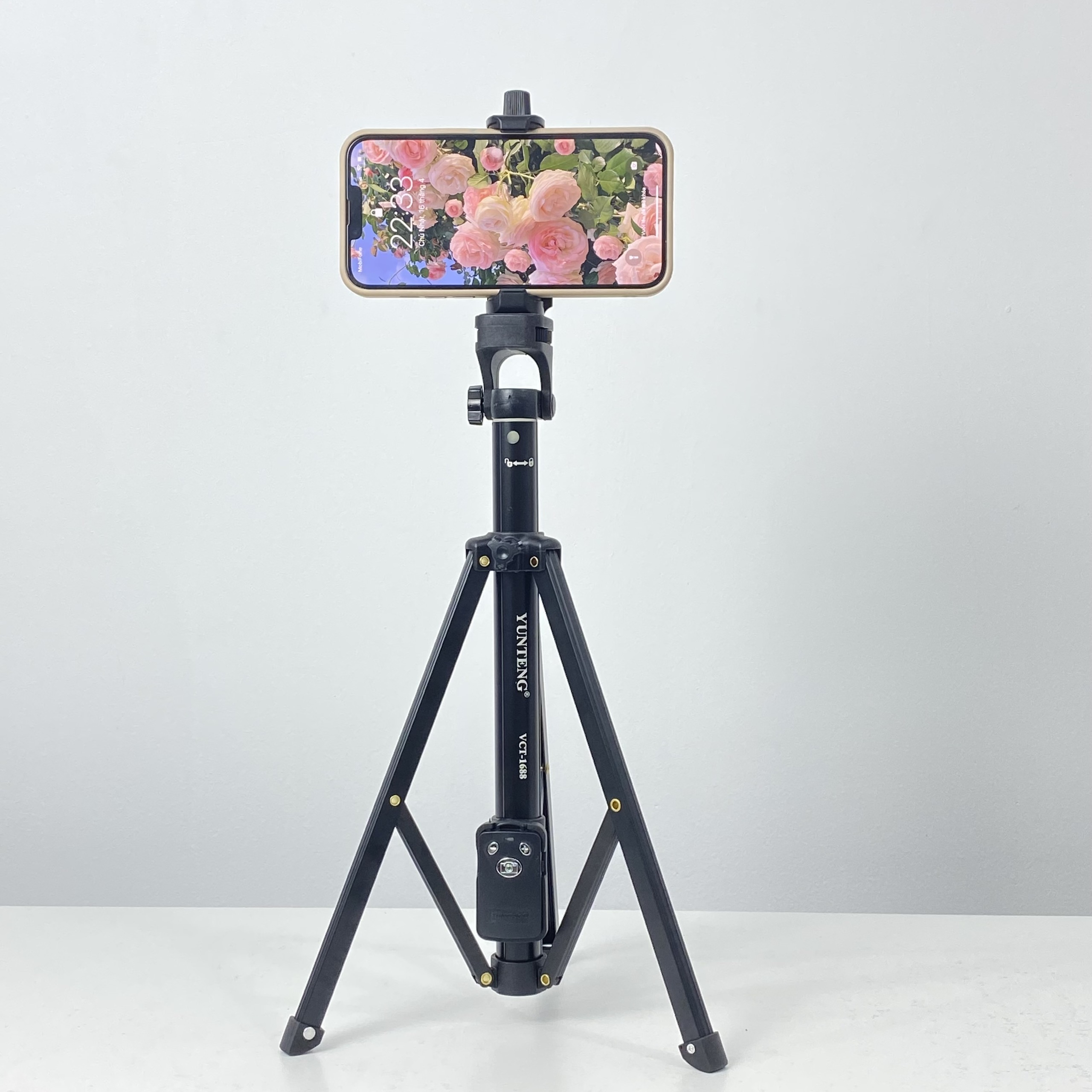 Gậy Chụp Hình Tripod 3 Chân Đa Năng 1688 Có Remote Bluetooth - Gậy Tự Sướng Kiêm Chân Đế Kẹp Điện Thoại, Máy Ảnh