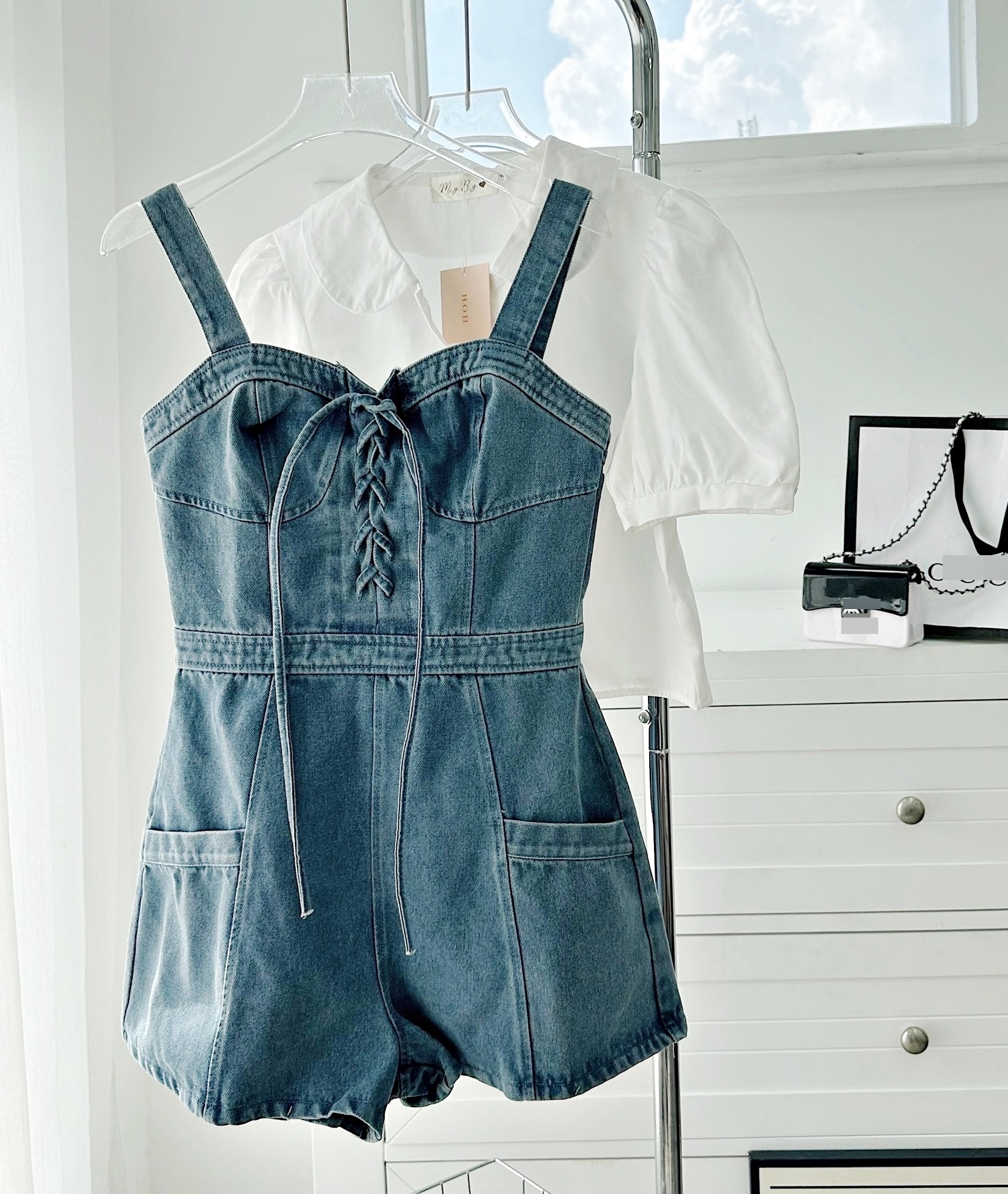 ĐẦM JUMPSUIT GIẢ VÁY NGẮN SET QUẦN YẾM 2 DÂY CỔ U ỐNG RỘNG JEANS DÂY ĐAN NGỰC + ÁO SƠ MI TRẮNG TAY NGẮN ĐI TIỆC DẠO PHỐ ĐI CHƠI