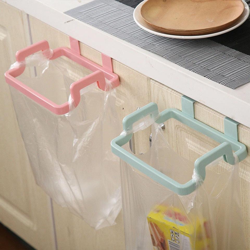 Giá đỡ túi rác bằng nhựa gắn cửa tủ bếp tiện lợi