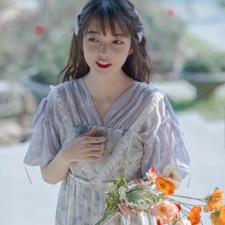 Đầm hoa cổ V dễ thương