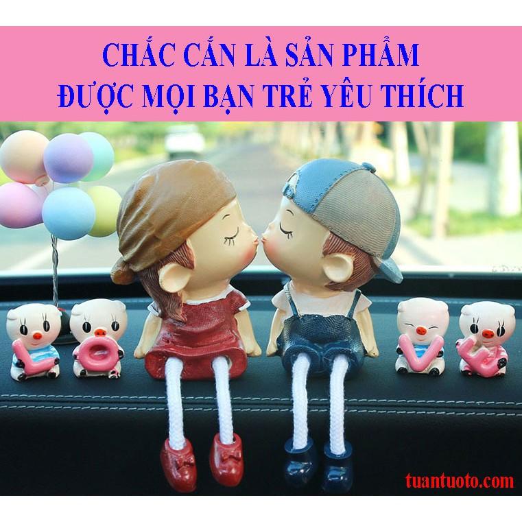 Bộ tượng cặp đôi hôn nhau và những chú thú cưng để trên ô tô