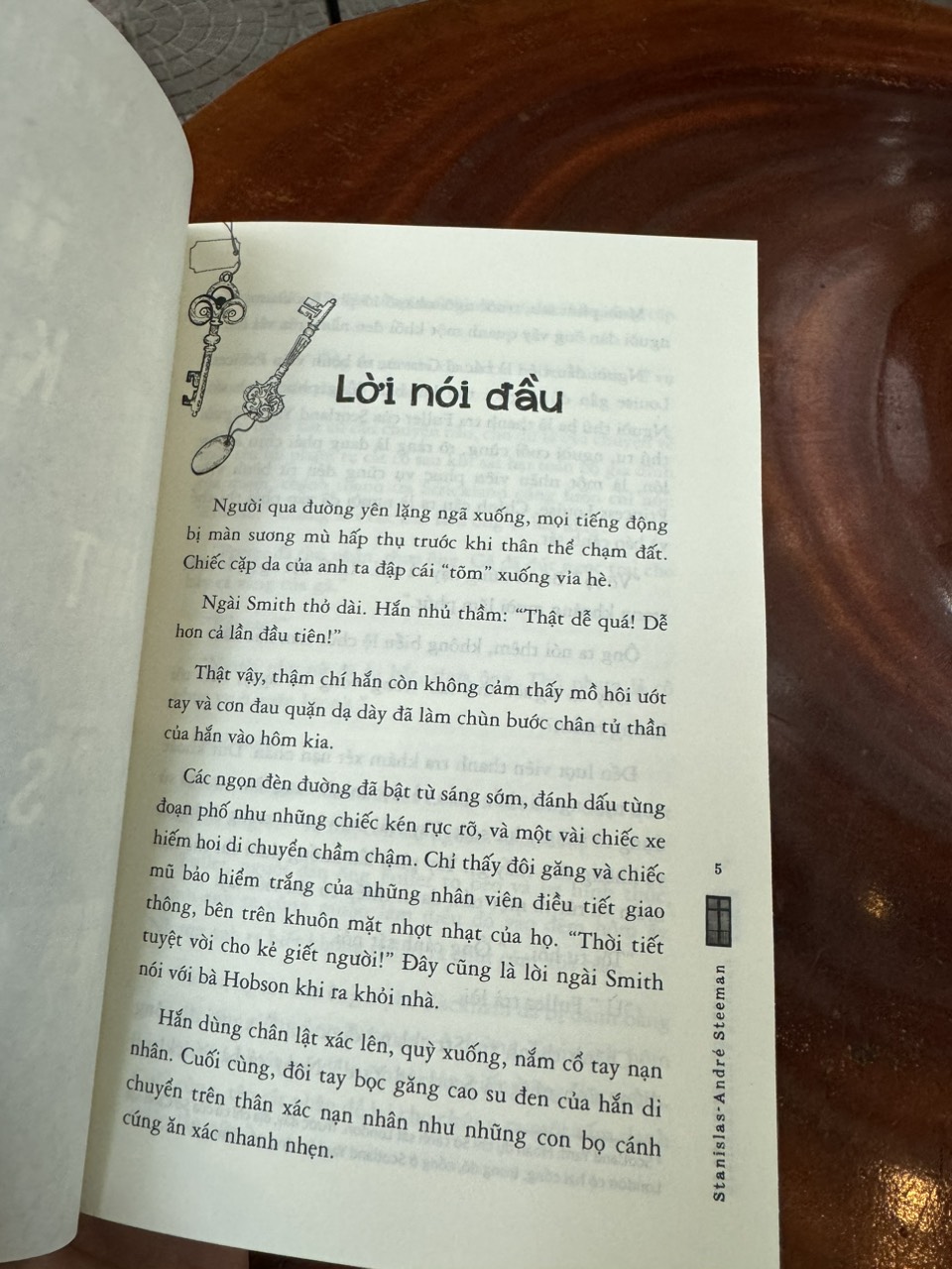 (Bìa mềm) ( tặng kèm Bookmark bồi bế) KẺ SÁT NHÂN Ở SỐ NHÀ 21– Stanislas-André Steeman – Đinh Diệu Anh dịch - NXB Dân Trí – VIVABOOKS