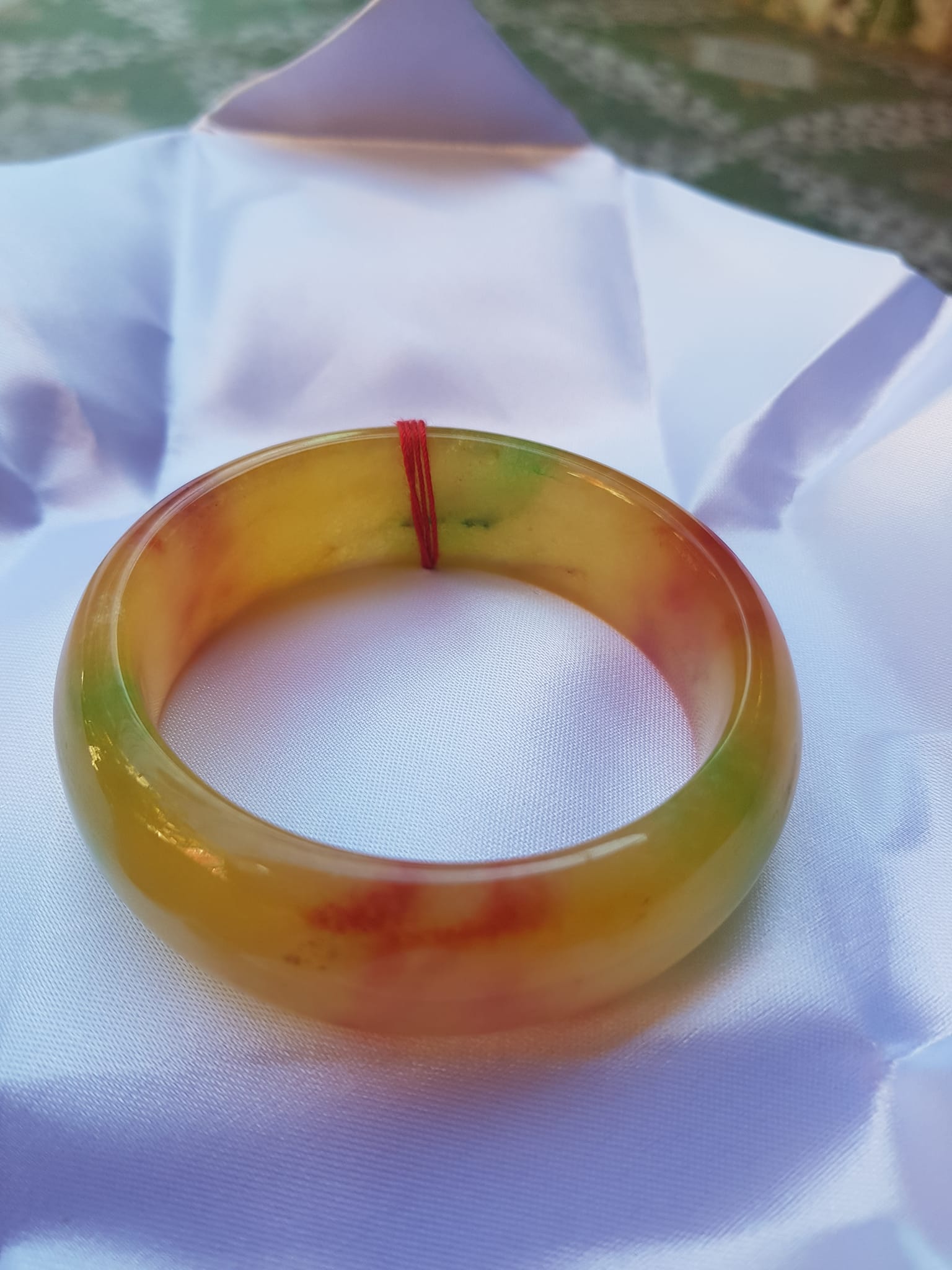 Vòng Tay Bản Hẹ Vàng Đỏ tươi bóng đẹp Size 59mm x cao 19mm x dầy 9mm Chất liệu đá cẩm thạch Hợp Nam Nữ mệnh Thổ mệnh Kim 60kg - 68kg đeo đẹp ạ