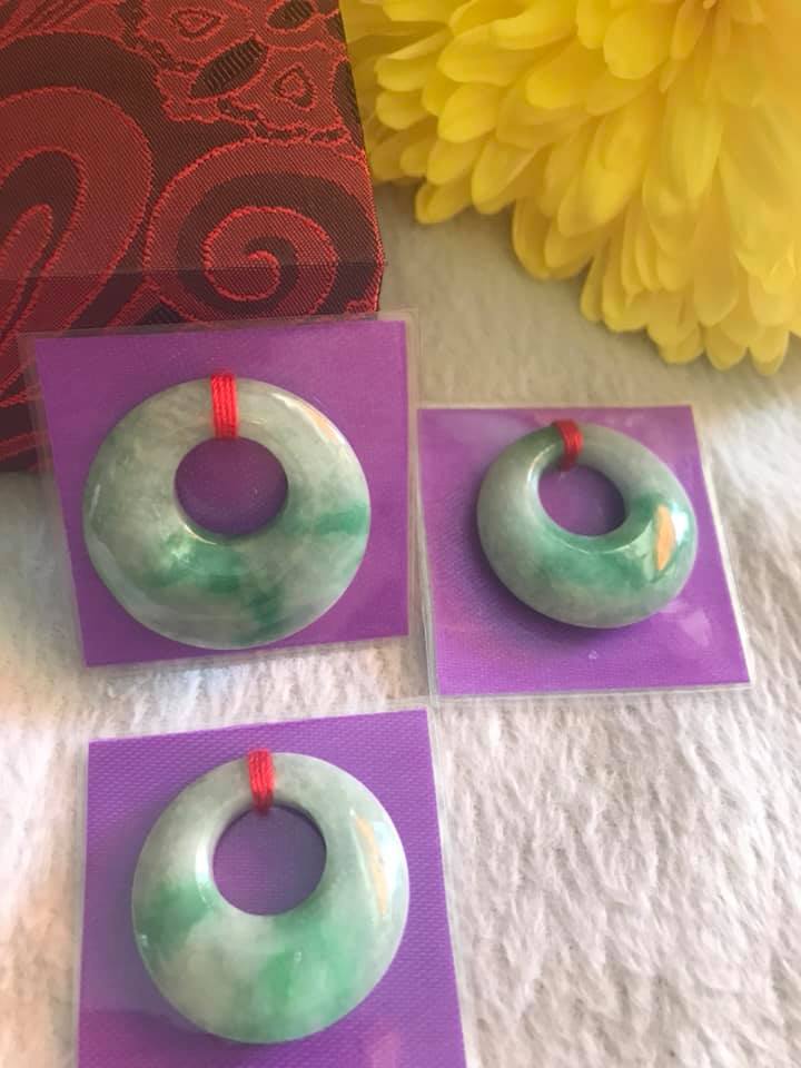 Mặt Dây Chuyền ĐỒNG ĐIẾU KIỂU TRÒN GIỮA TO ĐÁ Cẩm Thạch Tự Nhiên  Size 29mm x Dầy 7mm x Đk tròn bên trong 12mm  MÀU XANH NGỌC CẨM THẠCH LÊN XANH LÁ ĐẬM ĐẸP Nữ làm mặt Dây Chuyền KIỂU Đeo Đẹp ạ