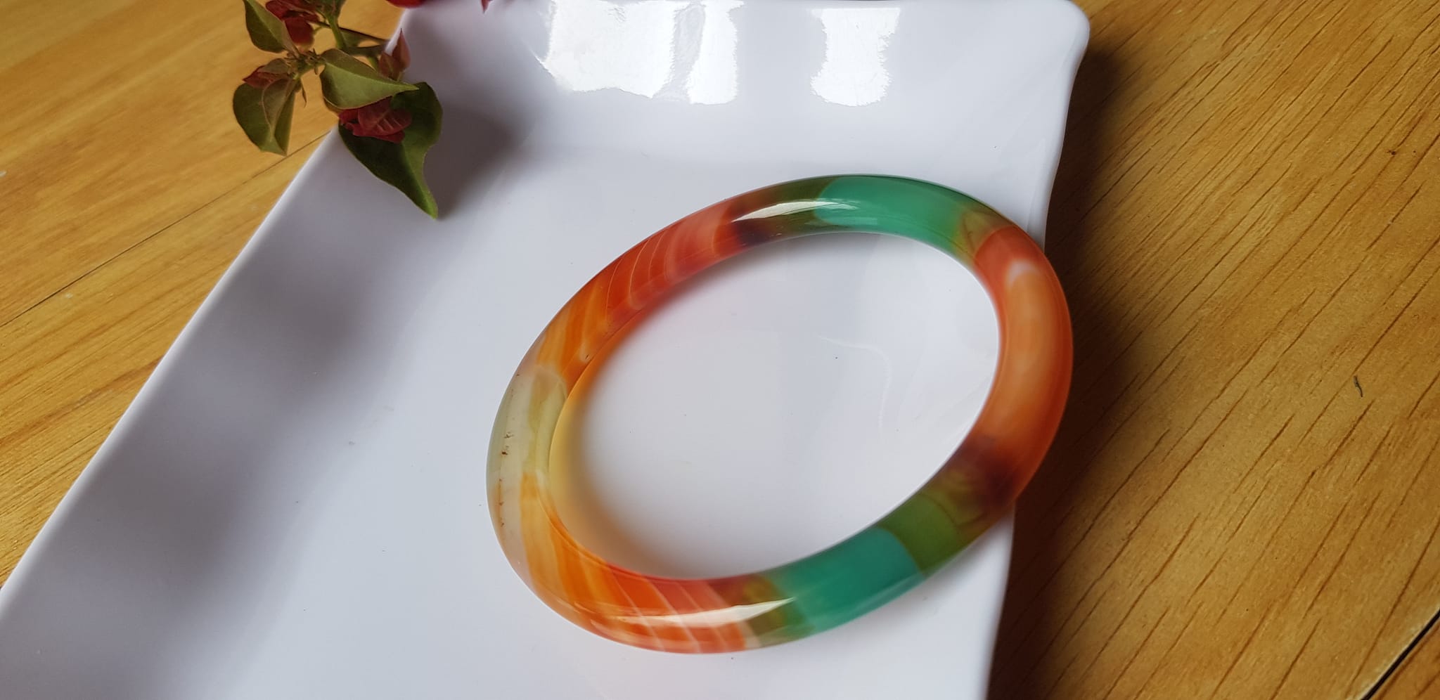 Vòng tay đá mã não tứ quý mới đỏ cam xanh dương xanh lá cam trắng vân sọc xéo xéo rất đẹp Vòng Ni 59mm x cọng 7,8mm Nữ 58kg - 70kg đeo Món quà tặng nữ ý nghĩa ạ