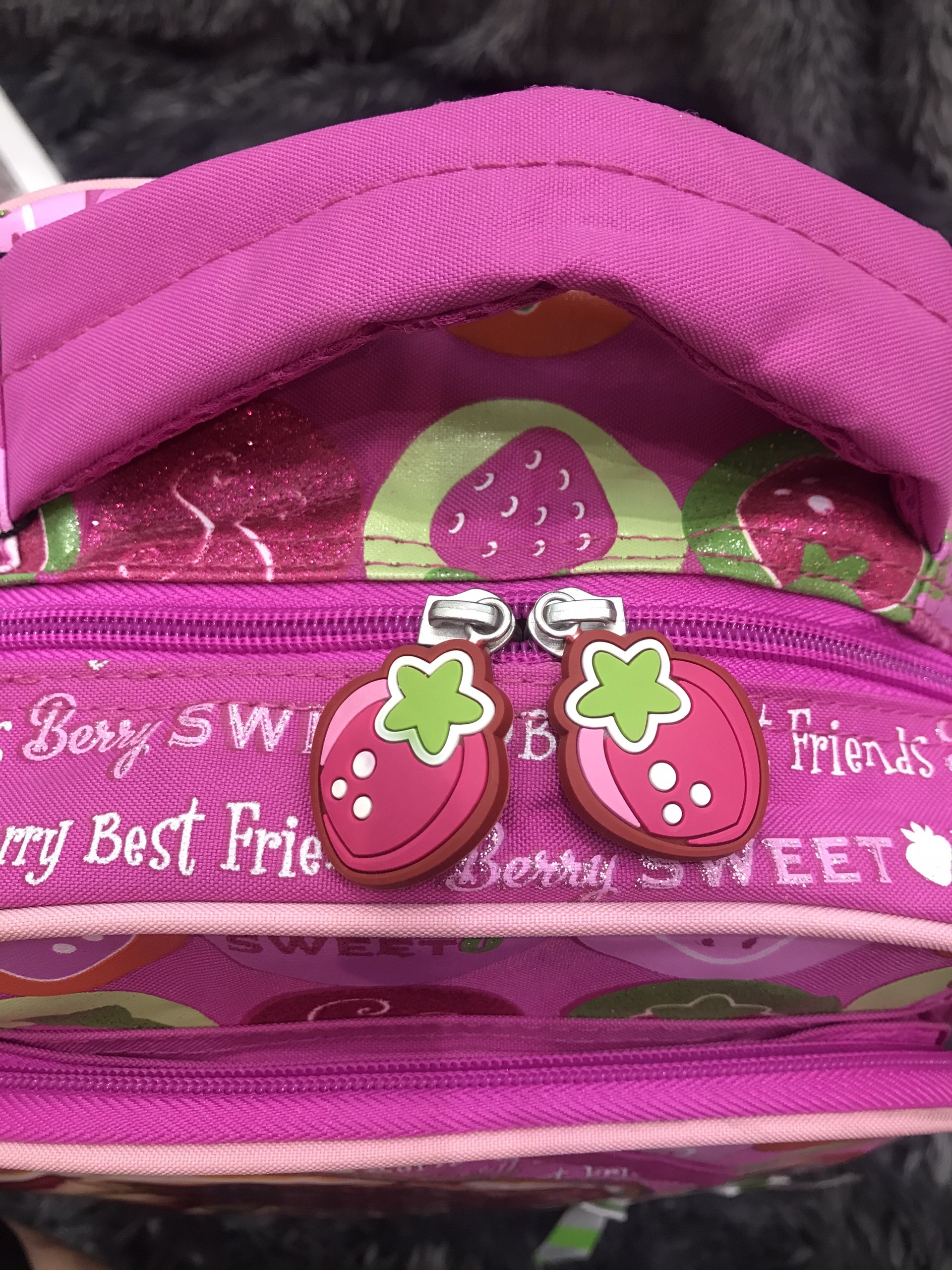 Balo trẻ em 15'' cao cấp hình Strawberry Shortcake chống cằm đính nơ xanh lá - BLSSC15 -