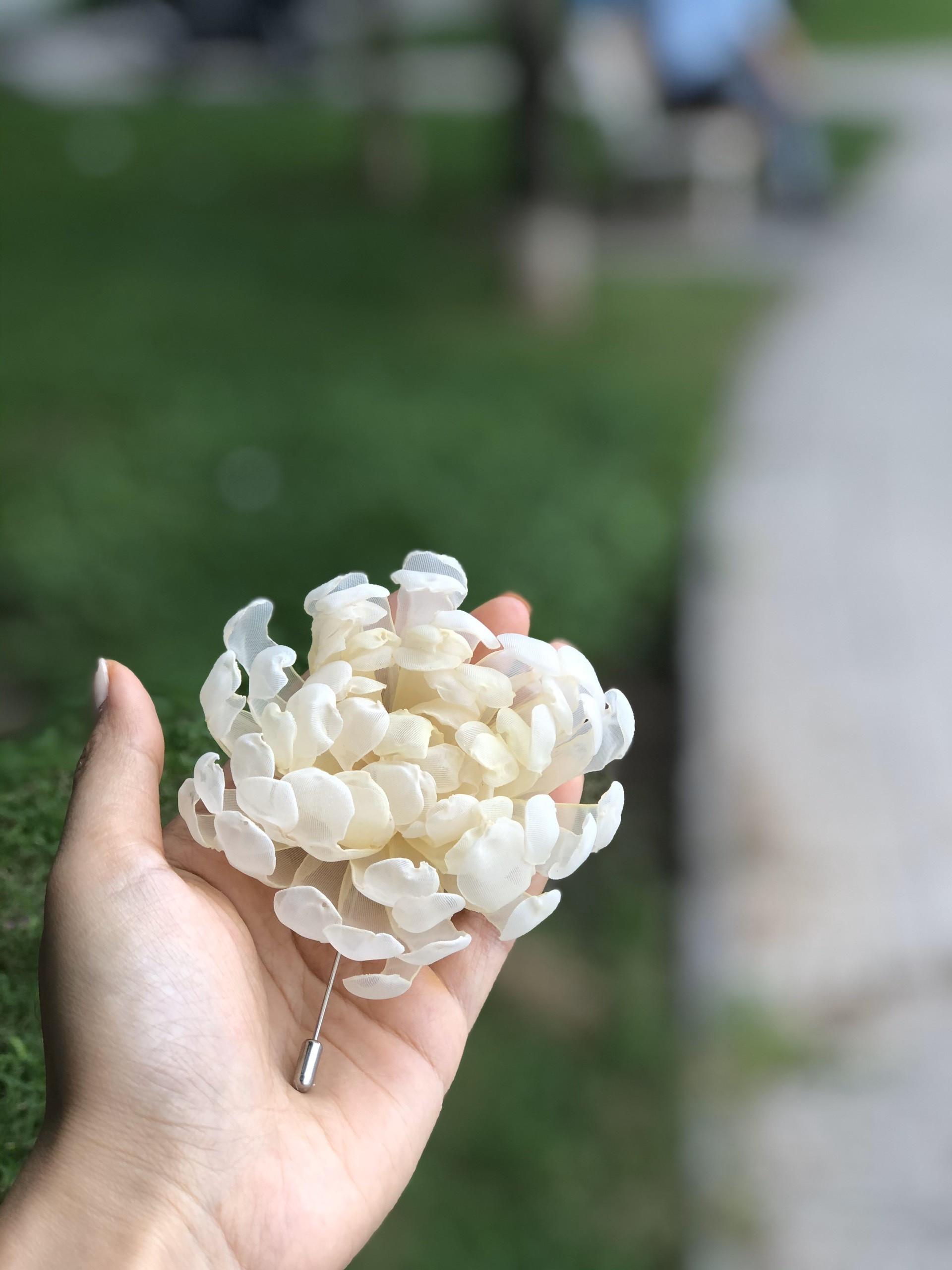 Hoa cài áo handmade vải voan Hoa Cúc Ba tư - màu vàng nude