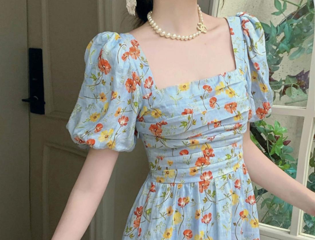 TOBE1SHOP Màu xanh vuông cổ bong bóng tay áo hoa đầm phụ nữ 2023 mùa hè cao cấp cảm giác cao cấp cổ điển đầm dài tinh tế