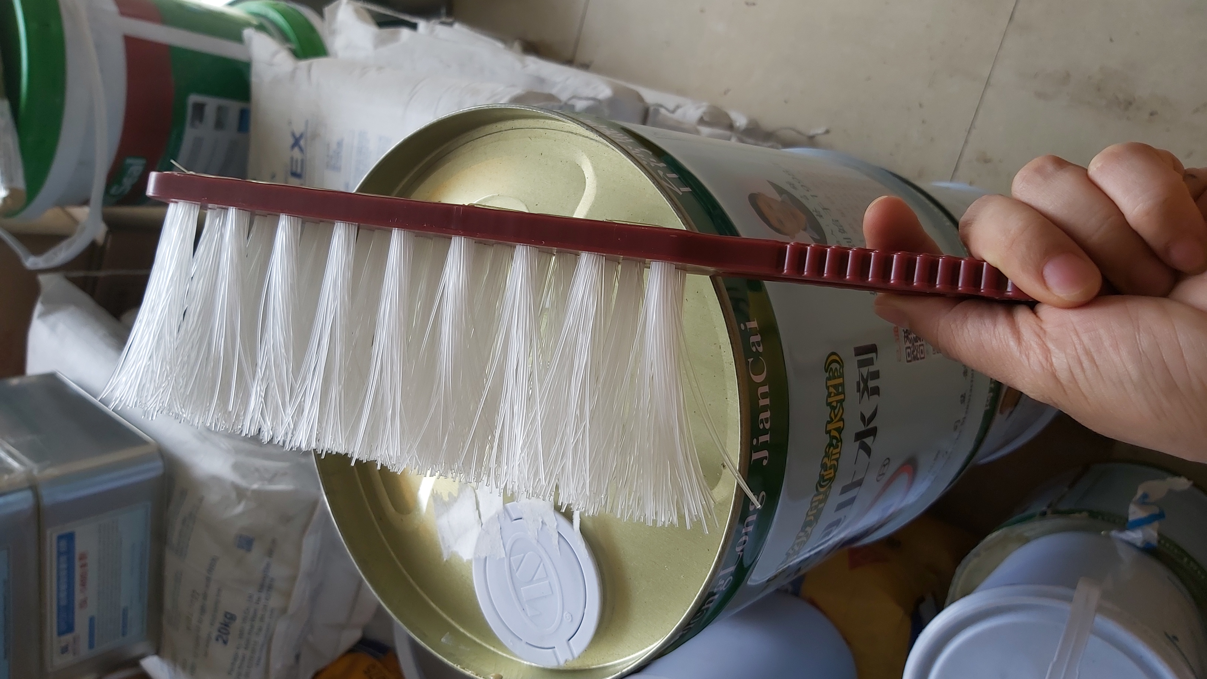 Chổi vệ sinh chống thấm, xây dựng, công cụ không thể thiếu. Cán dài dễ sử dụng.