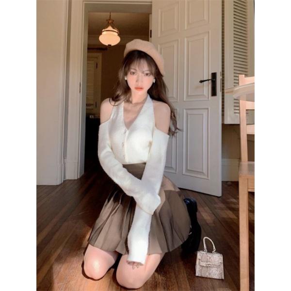 ÁO CỔ YẾM TRẮNG VÀ CHÂN VÁY XẾP LY