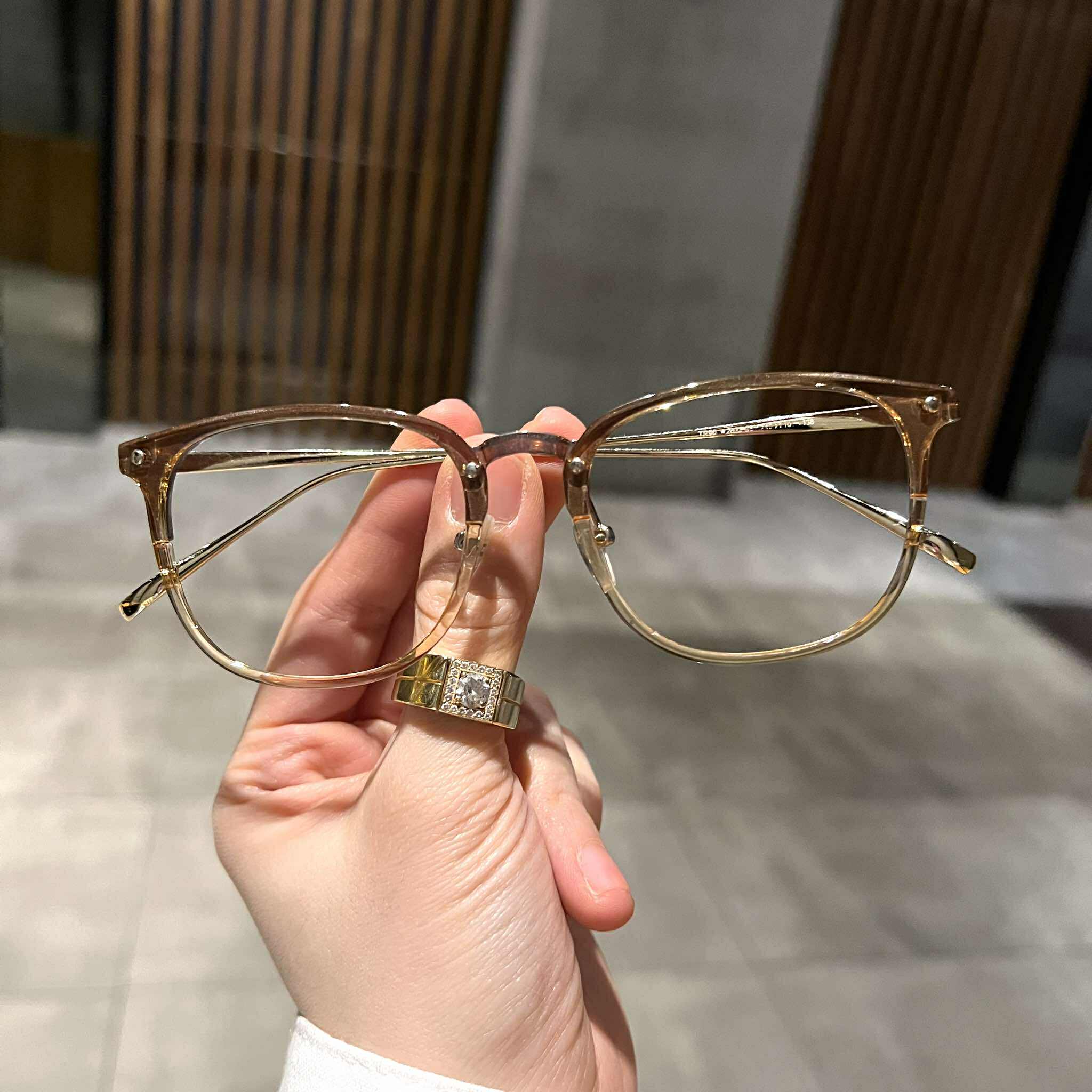 Kính mắt thời trang dáng vuông màu thạch vàng trong