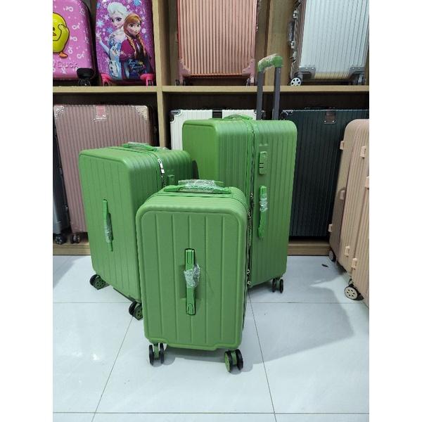 Vali Siêu to vuông cao cấp.Nhựa PC chống vỡ.Có 2 mặt chân giảm độ xước.Size 20/24/29 chống va đập cực tốt.