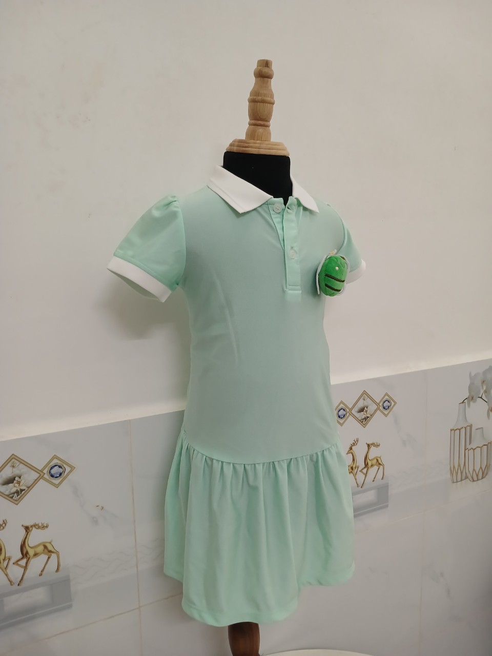 ĐẦM POLO BÉ GÁI HẠ EO XANH MINT LOGO BEE